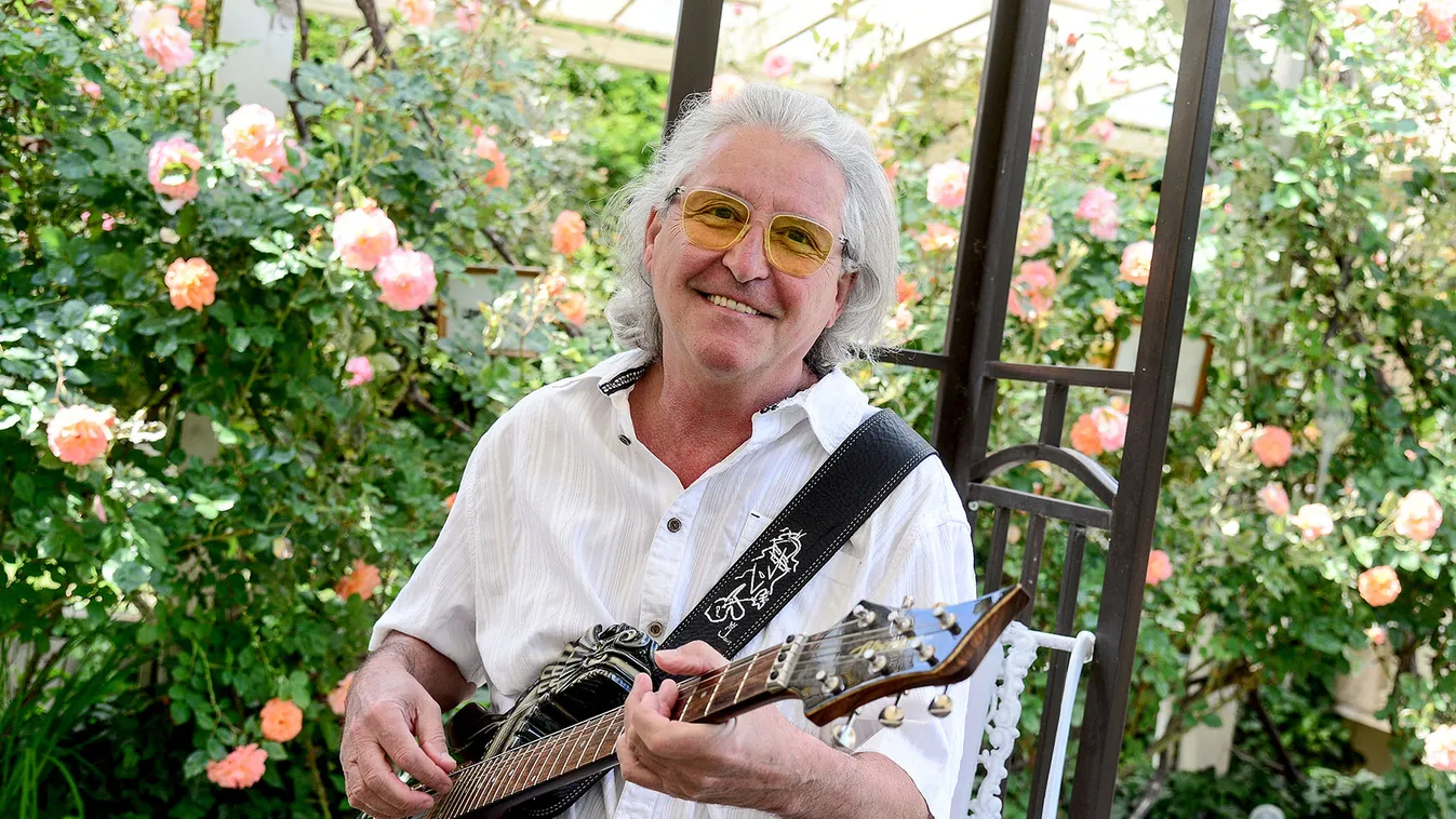 70 éves lett az LGT gitárosa, megmutatta gyönyörű családját - videó