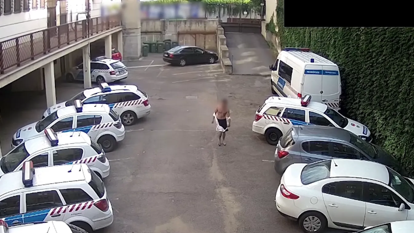Droggal a zsebében sétált be a rendőrségre egy félmeztelen afgán férfi - videó