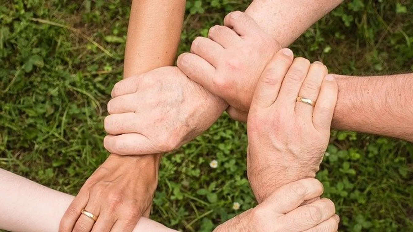 1,6 millió forintos pluszt jelenthet: Így kaphatják vissza a befizetett adót a gyermekes családok