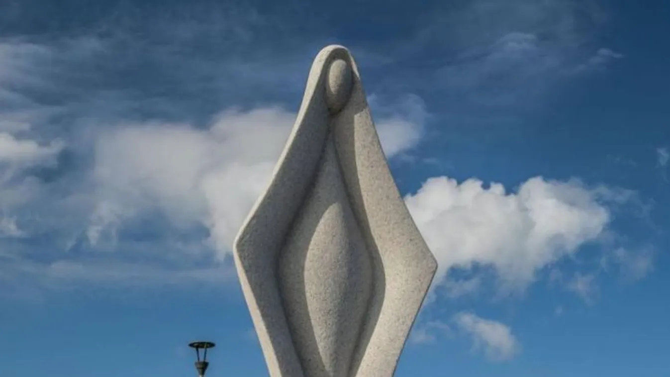 Vaginaszobor sokkolta a turistákat a magyarok egyik kedvenc üdülőhelyén - Fotó