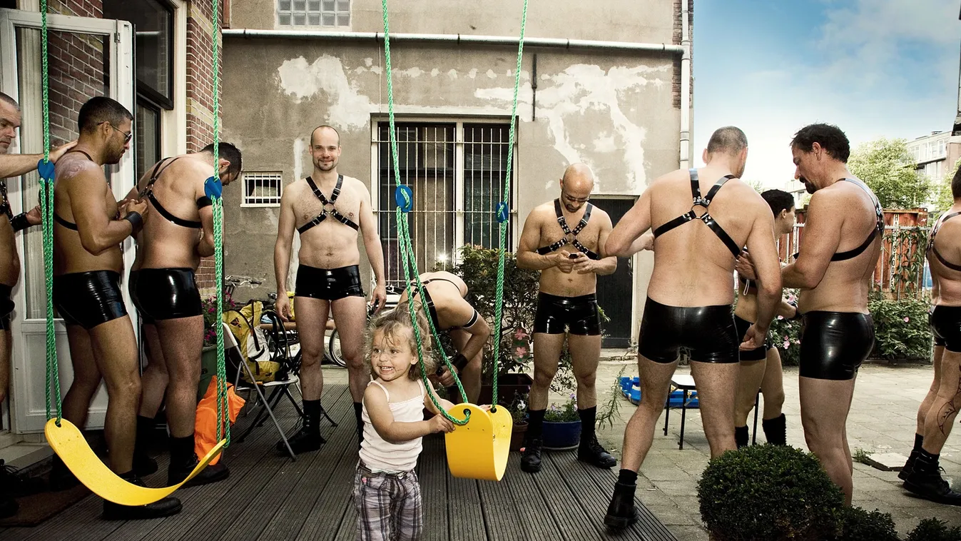 Fétisruhába öltözött melegek álltak körbe egy kislányt, durva kép nyert a Pride fotópályázatán