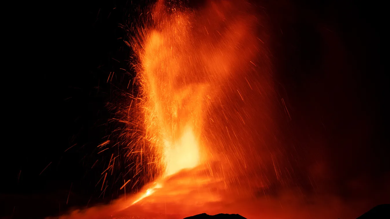 Hihetetlen videó: hajnalban kitört az Etna!