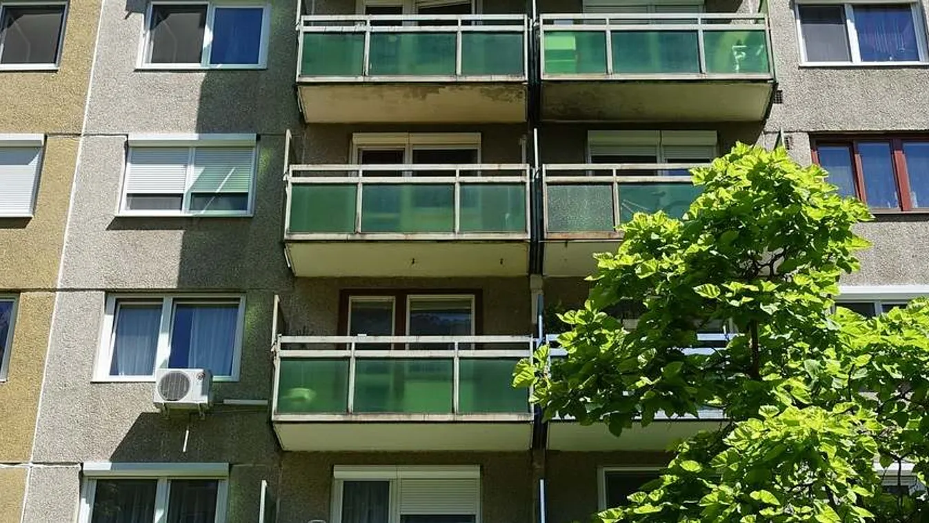 Kizuhantak a 2 éves ikrek a tizedik emeleti ablakból – az anyuka videózott a másik szobában