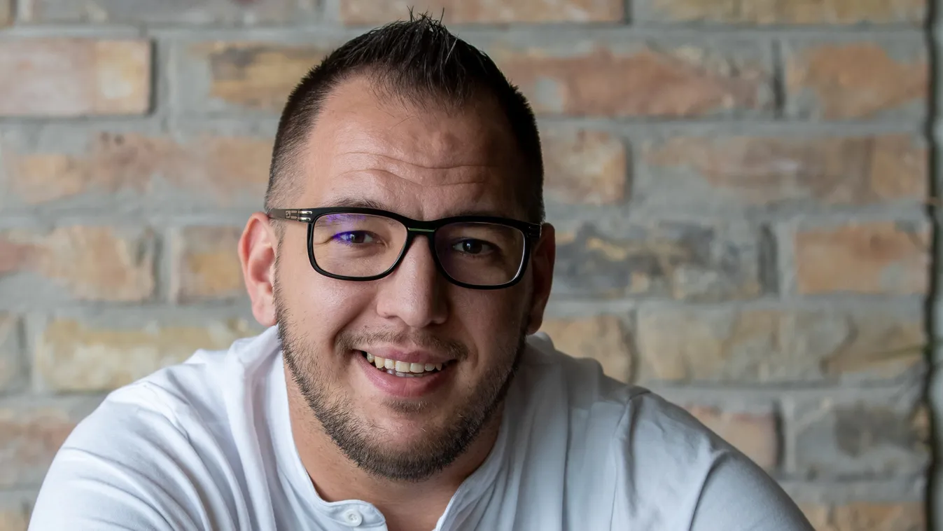 Ennek a lánynak csókolt kezet Curtis a koncert közben - Fotó