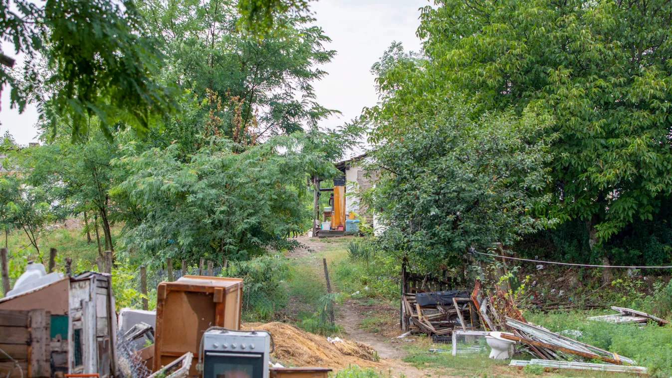 Rettegve éltek a nővérek örkényi házukban, apjuk az ágy alá is bombát rejtett