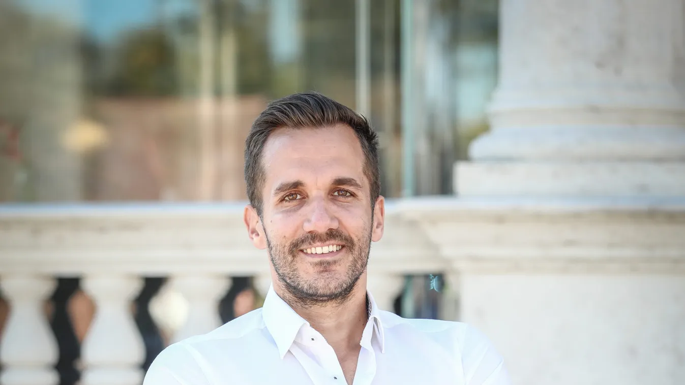 Micsoda örömhír! Eljegyezte kedvesét a sármos magyar műsorvezető