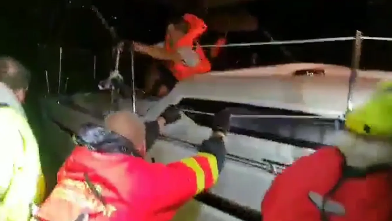 A Balaton közepén ragadt négy ember: durva, mit művelt velük a vihar - Videó