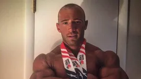 Figyelem hölgyek! Megmutatjuk Pétert, a világ legizmosabb rendőrét – fotók