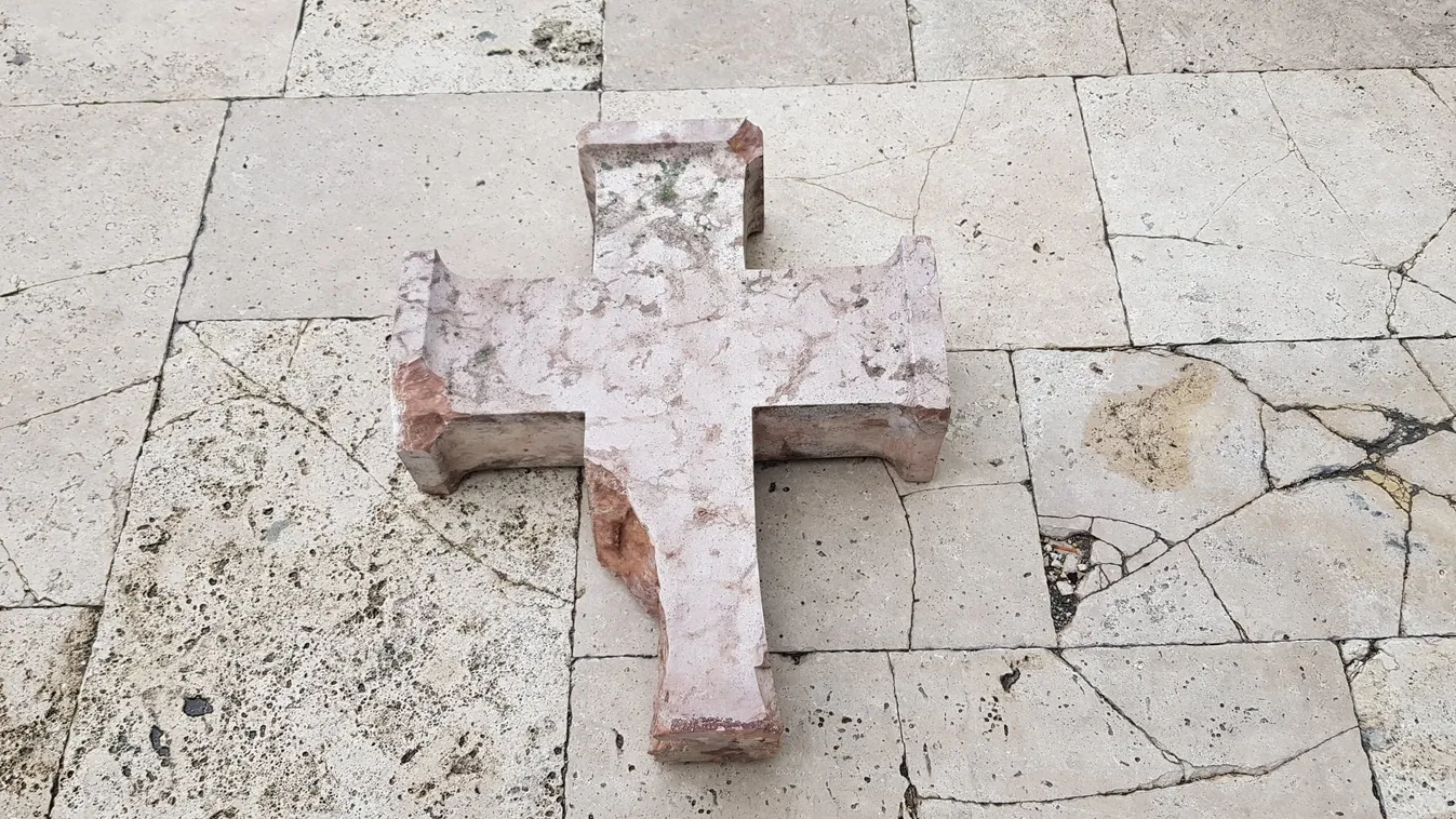 Megrongálták a székesfehérvári Országalmát - Fotó