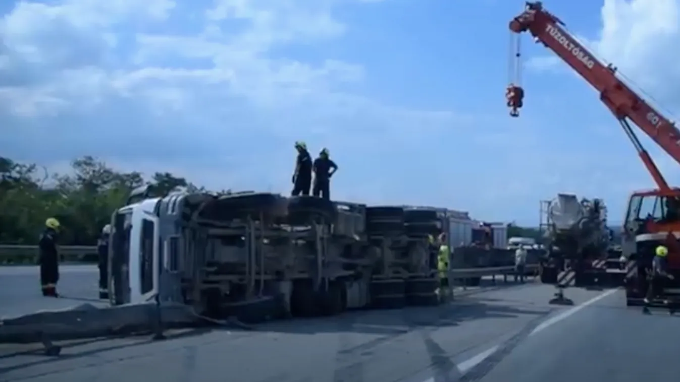 Elég brutális látvány az M0-sra borult betonkeverő autó - Videó
