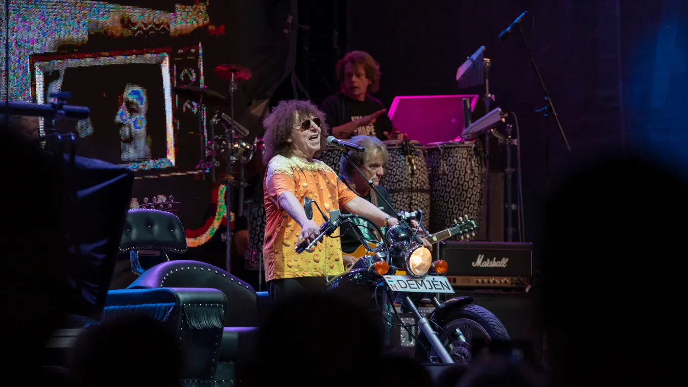 Tombolt a tömeg: Telt házas koncertet adott Demjén Ferenc - Fotó