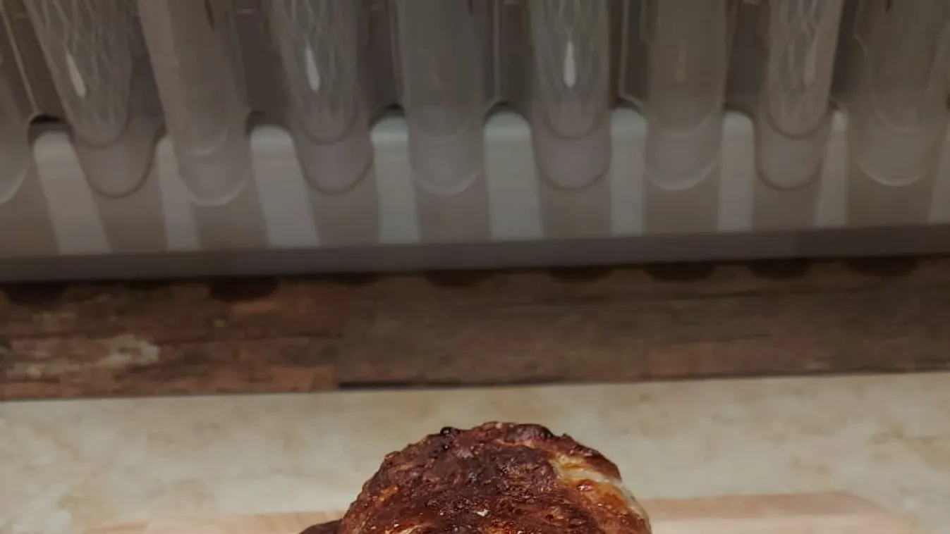 Mind a tíz ujját megnyalja a férfi: így készül a nyírségi töltött csodafasírt