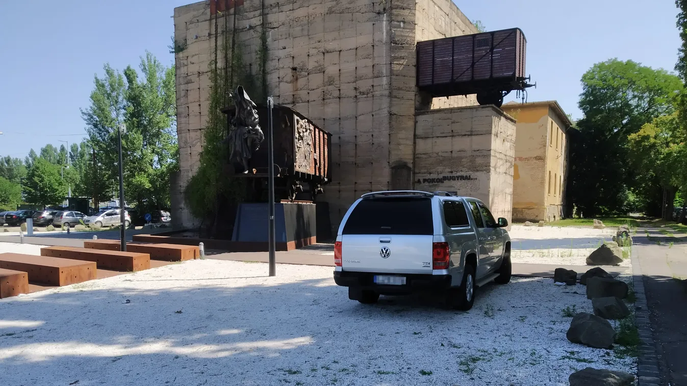 Nem hiszed el, mire használta a pofátlan ember a budapesti emlékművet – fotó