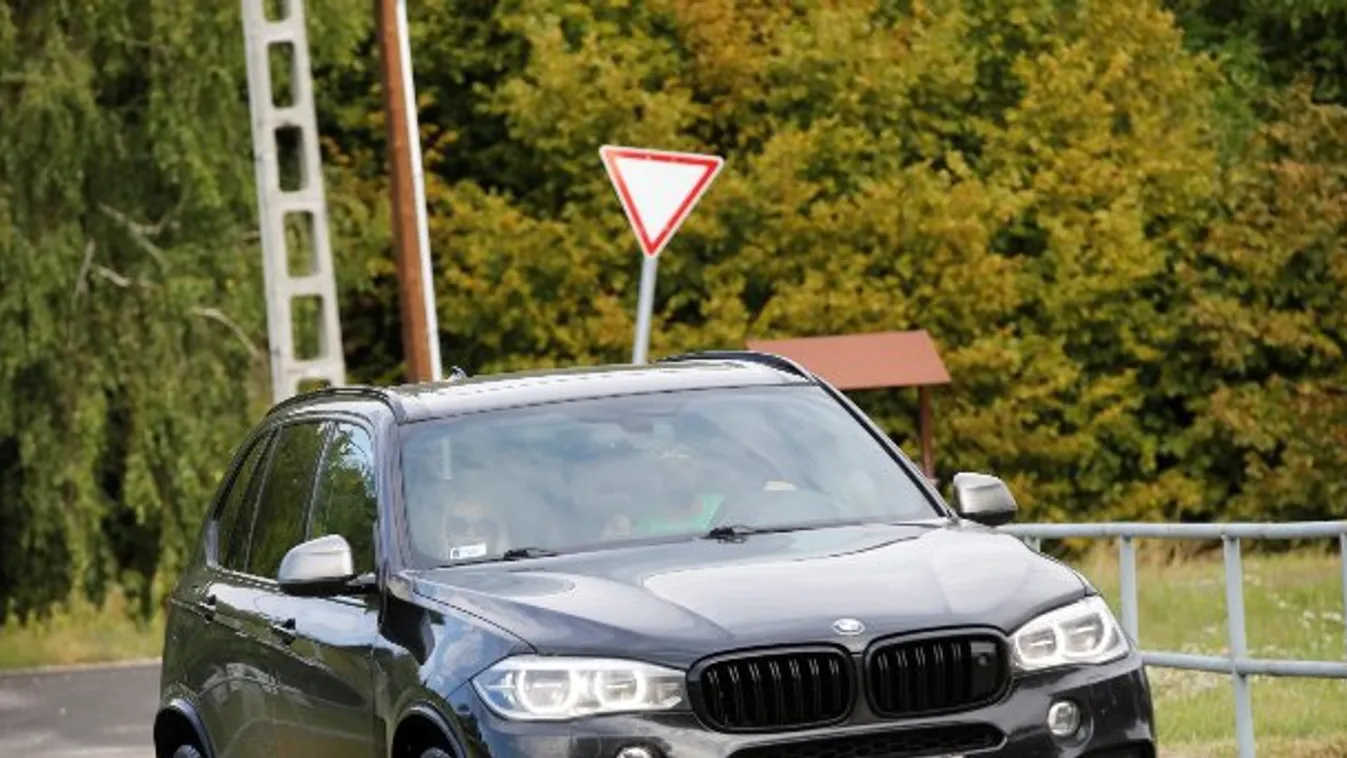 Majka és Dundika esküvője: jönnek a vendégek, íme, az első fotók!