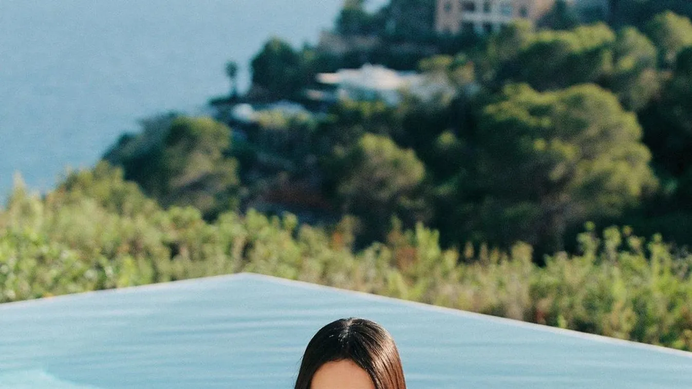 Szétnyílt a kebelcsoda inge, kibuggyantak alóla ringó mellei