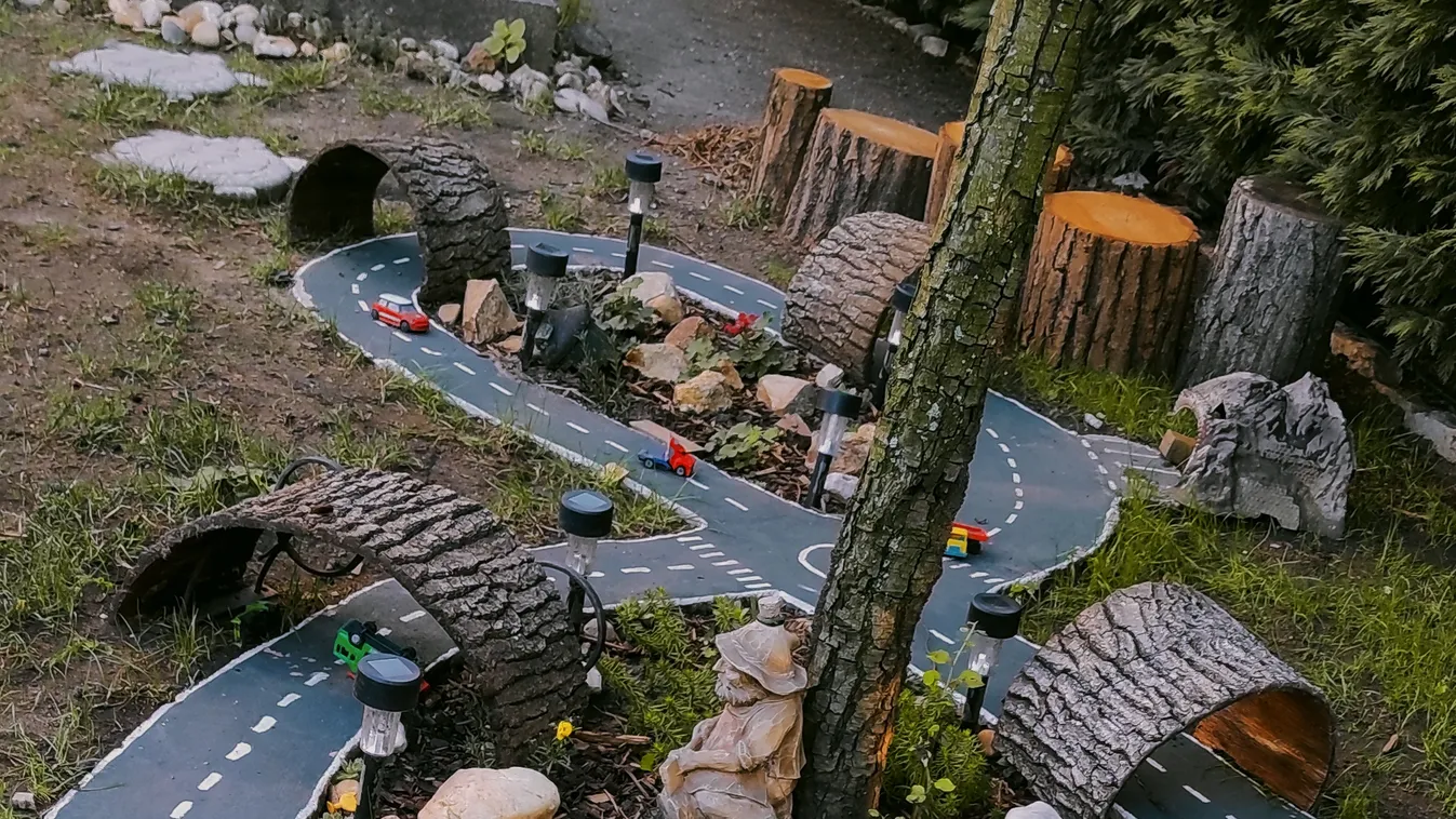 Keresztbe-kasul szeli a magyar család kertjét a professzionális mini autópálya