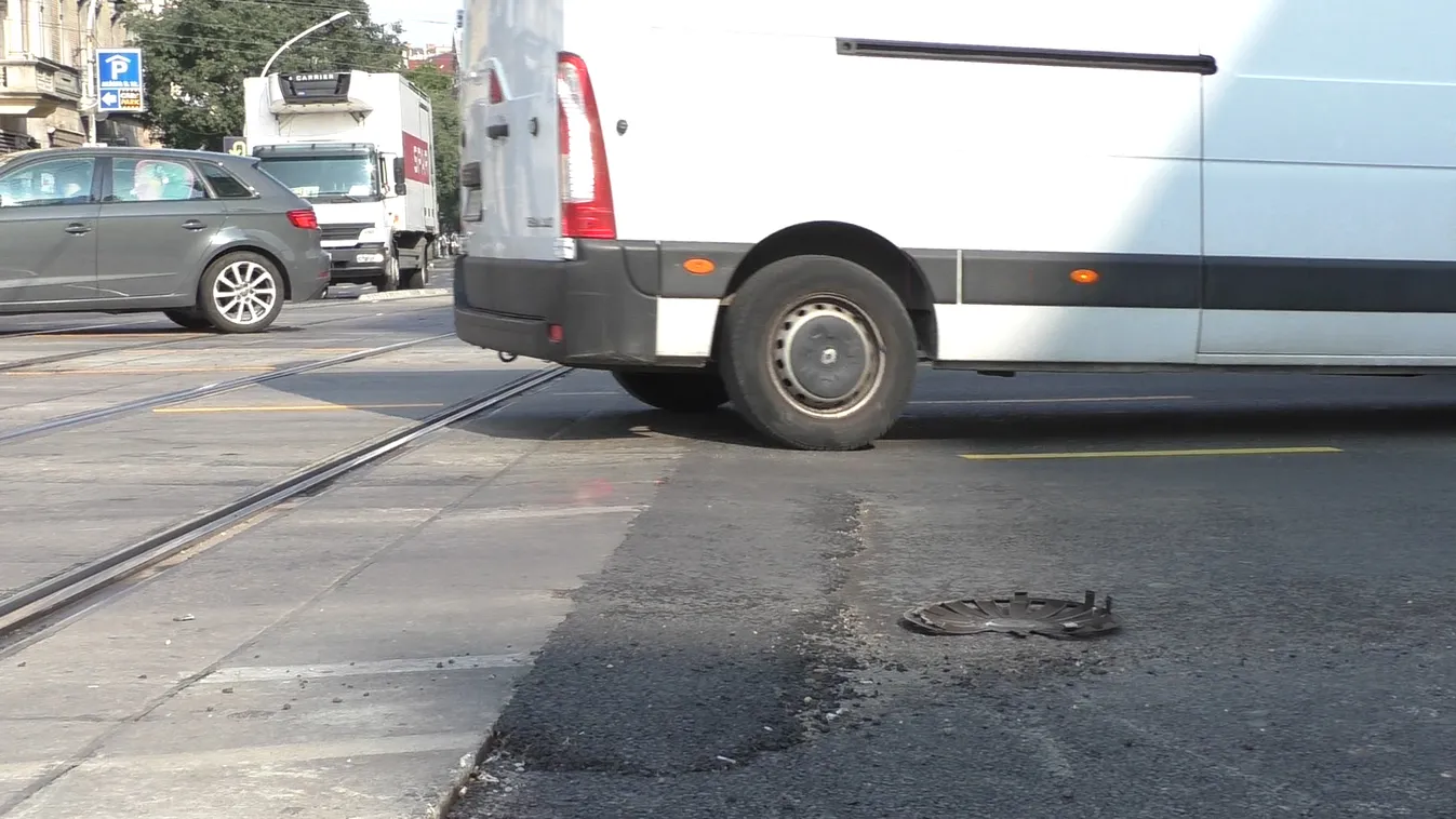 Veszélyes akadály fenyegeti a gyanútlan autózókat a Blaha Lujza téri kereszteződésben
