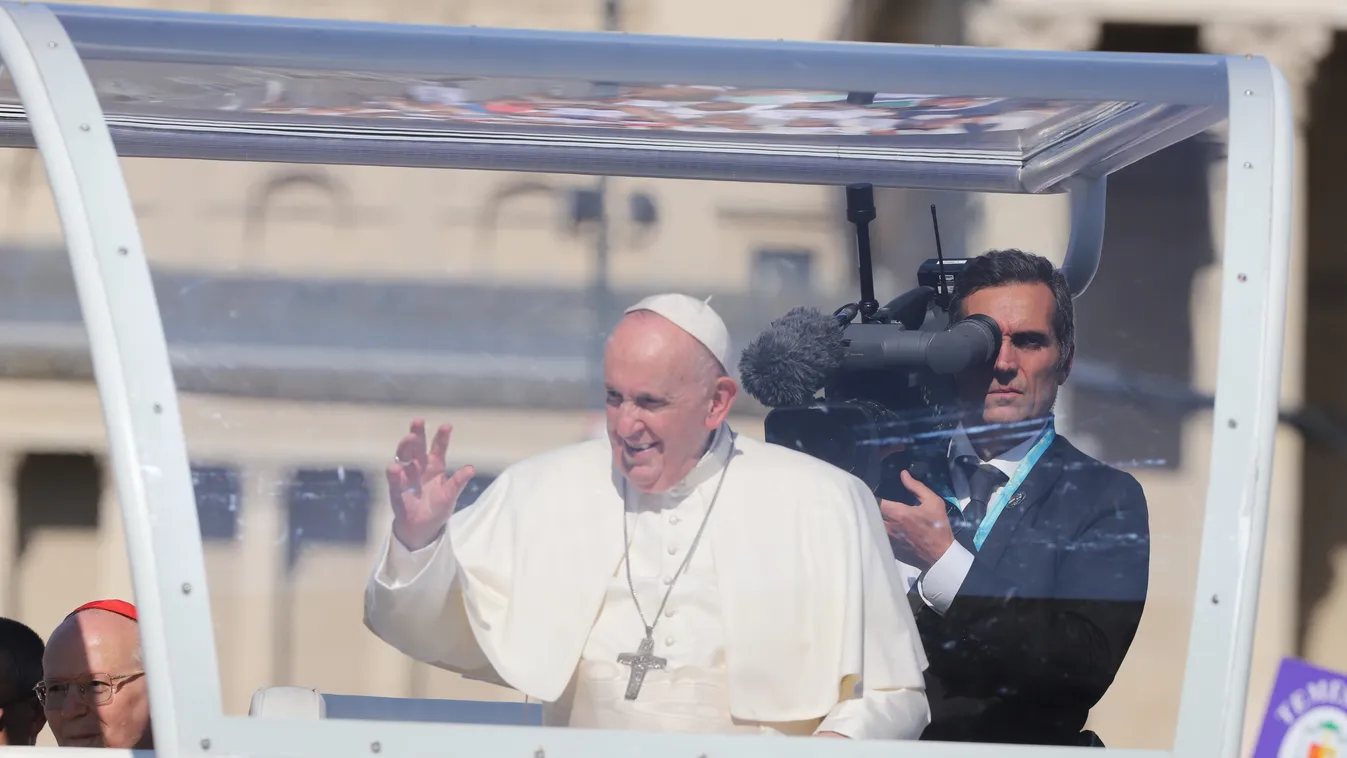 Megtelt a Hősök tere, elkezdődött Ferenc pápa zárómiséje - fotók