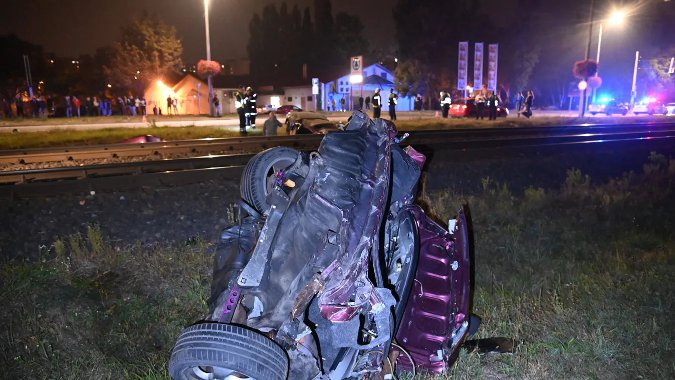 Villanyoszlopnak ütközött és kettészakadt egy kocsi Újpesten, a sofőr életéért most is küzdenek