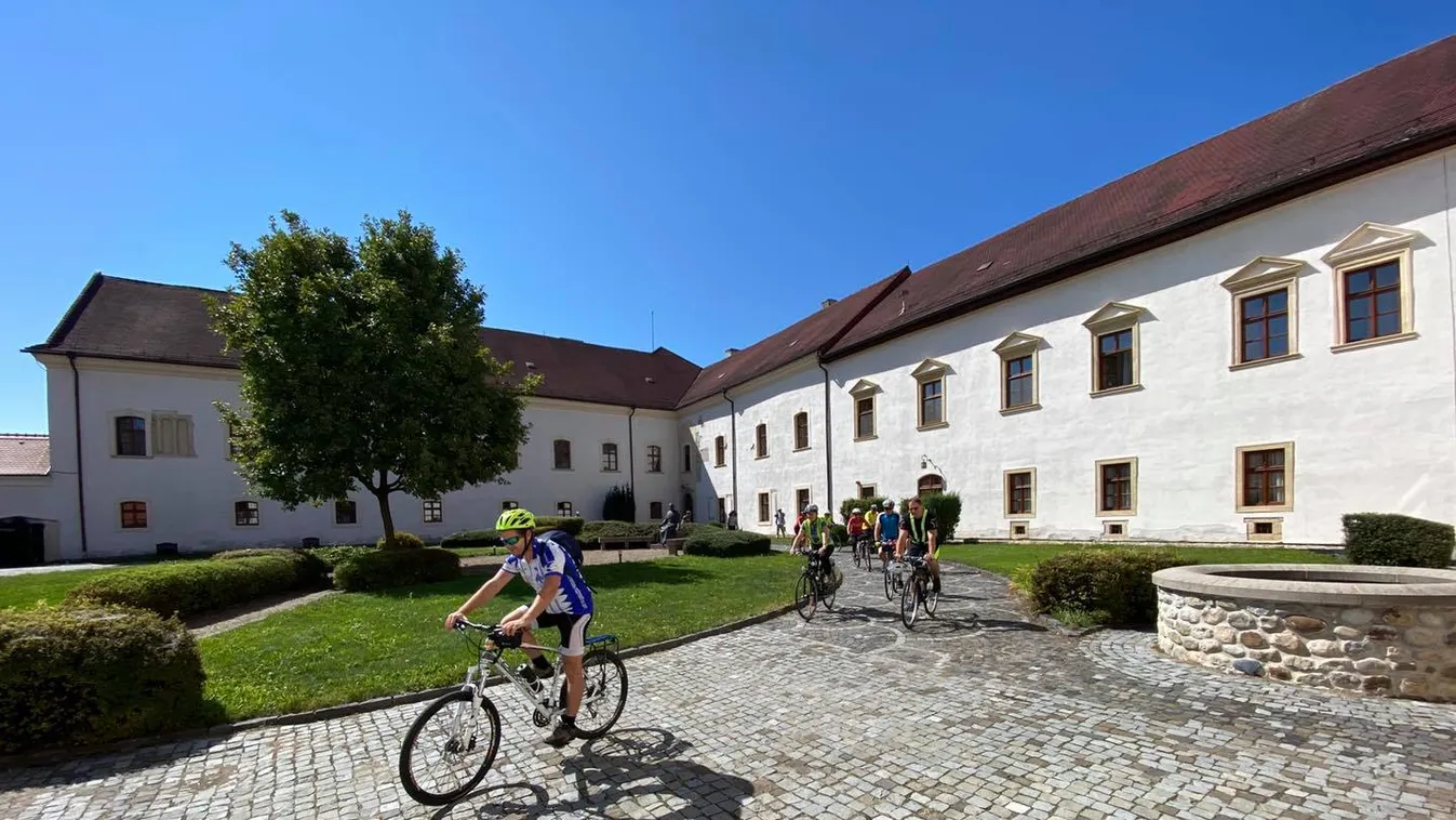 Több mint 500 kilométert bicikliznek a pápáért