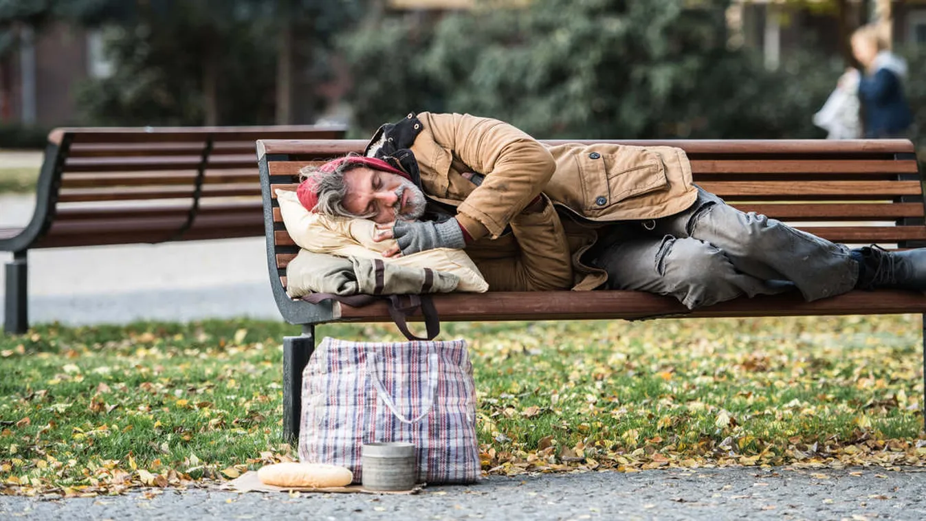 Segíteni próbáltak a hajléktalannak – nem tudták, hogy a vesztükbe rohannak