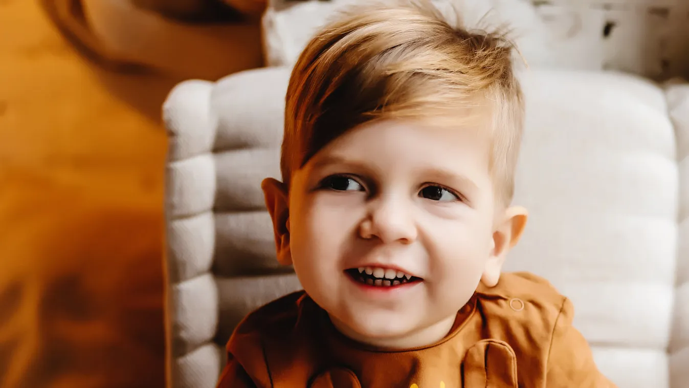 Elképesztő: ilyen cukin lépked már az  SMA-s kis Zente - videó