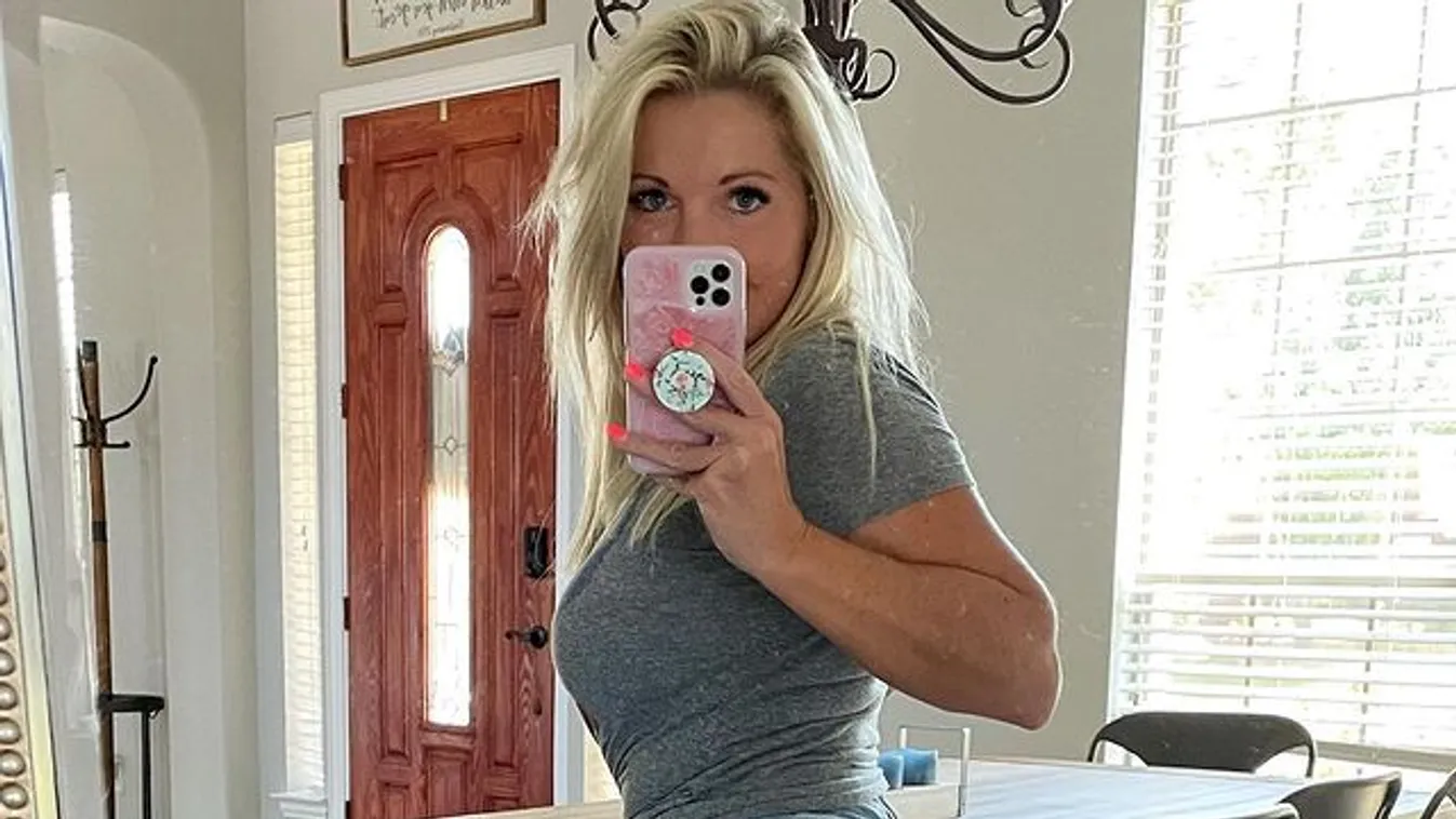 Lesd meg a kádban, egy szál tangában pucsít a szexi anyuka