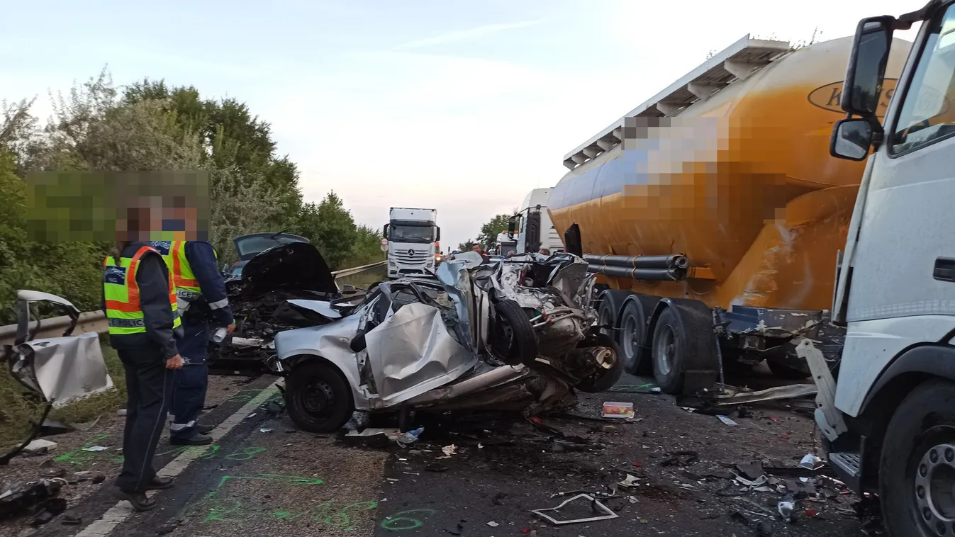 Brutális fotók érkeztek a 4-es főúton történt tömegkarambol helyszínéről