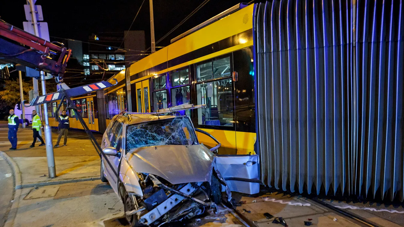 Brutális helyszíni fotók érkeztek a 6-os villamos balesetéről, felismerhetetlenségig tört az autó