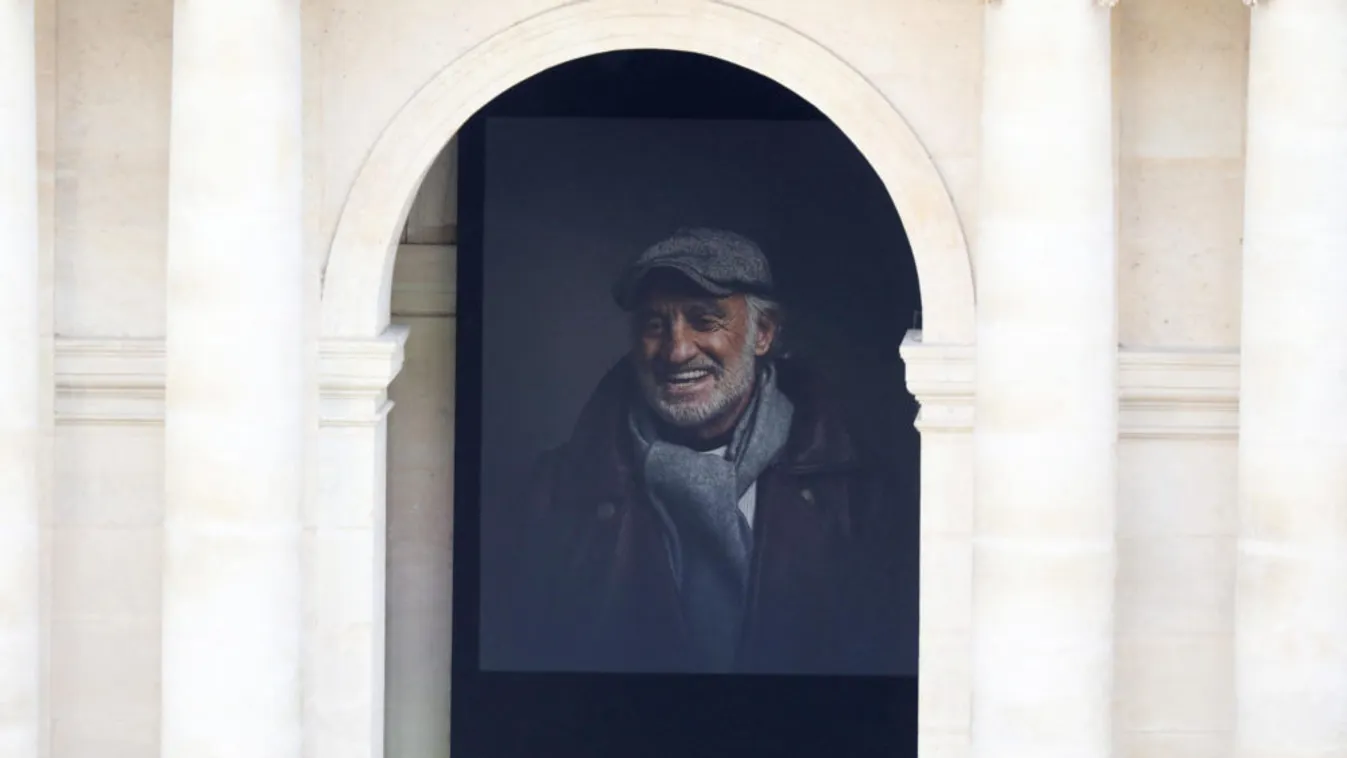 Botjára támaszkodva bicegett be Belmondo temetésére Alain Delon - Fotó