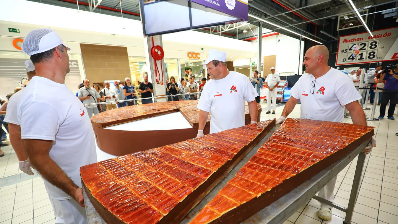 Itt a legújabb magyar Guiness-rekordkísérlet: megnyalod a szádat! – videó