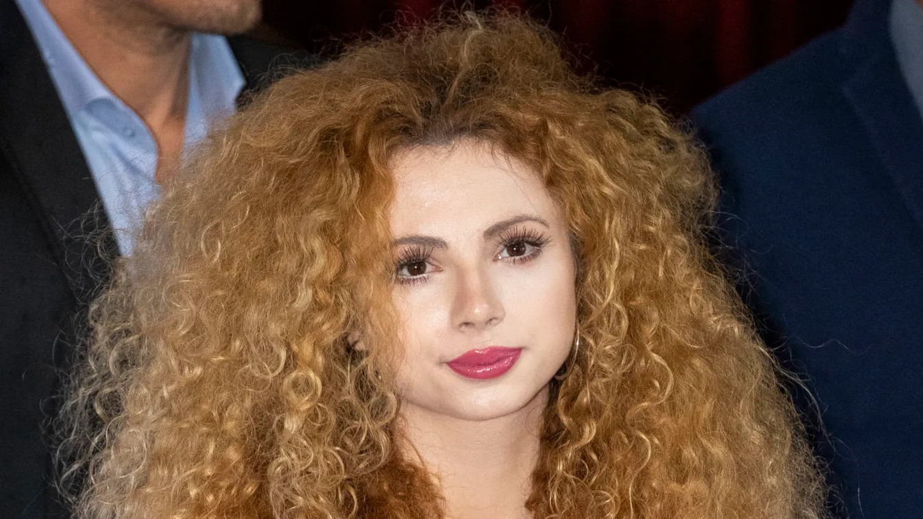 Kivágott felsőben és aprócska szoknyában lejtett szexi táncot Opitz Barbi