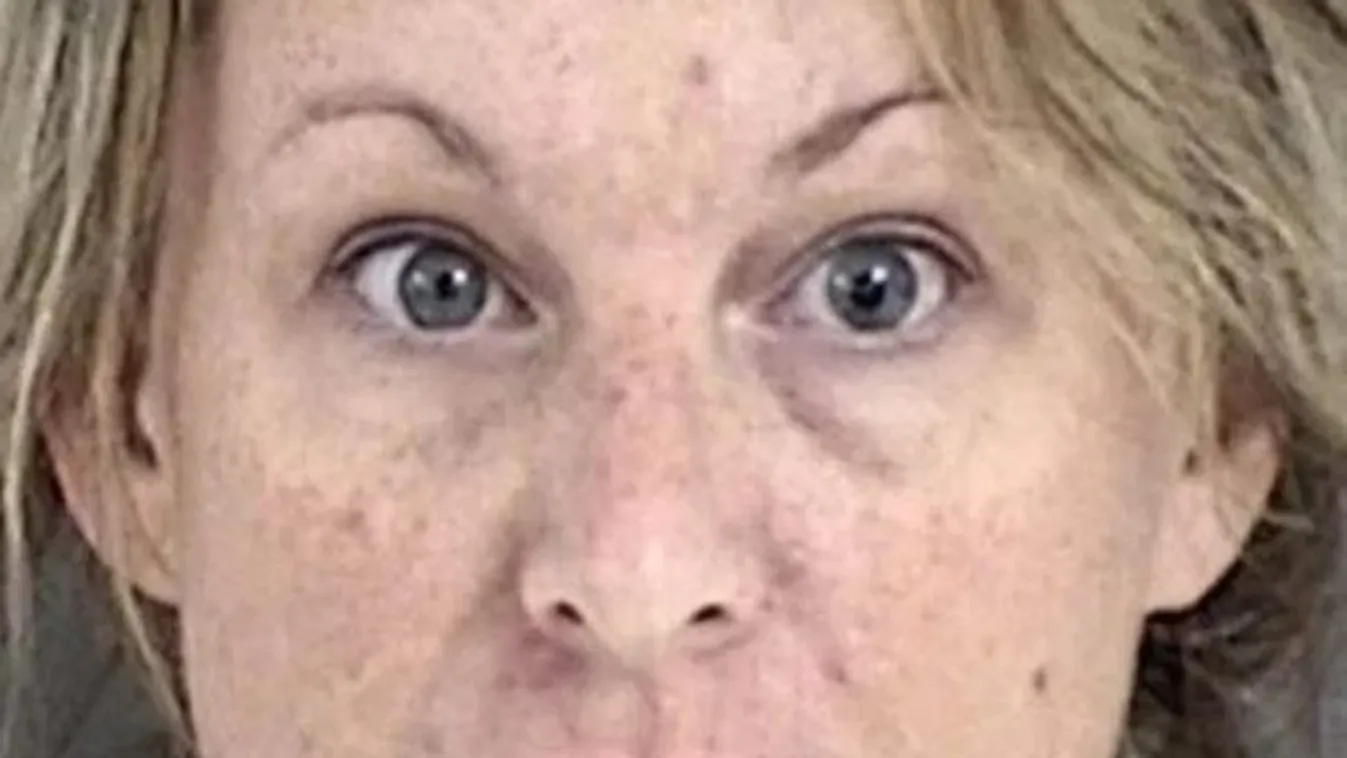 Egyszerre két diákkal élvezett el ez a kétgyermekes, furcsa arcú tanárnő - Fotó