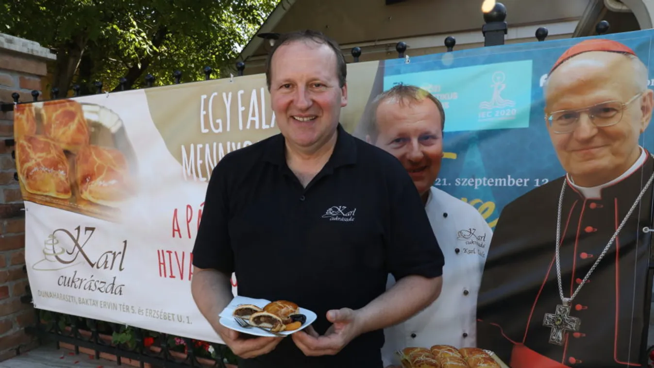 Zsolt sütijét kóstolja mise után Ferenc pápa