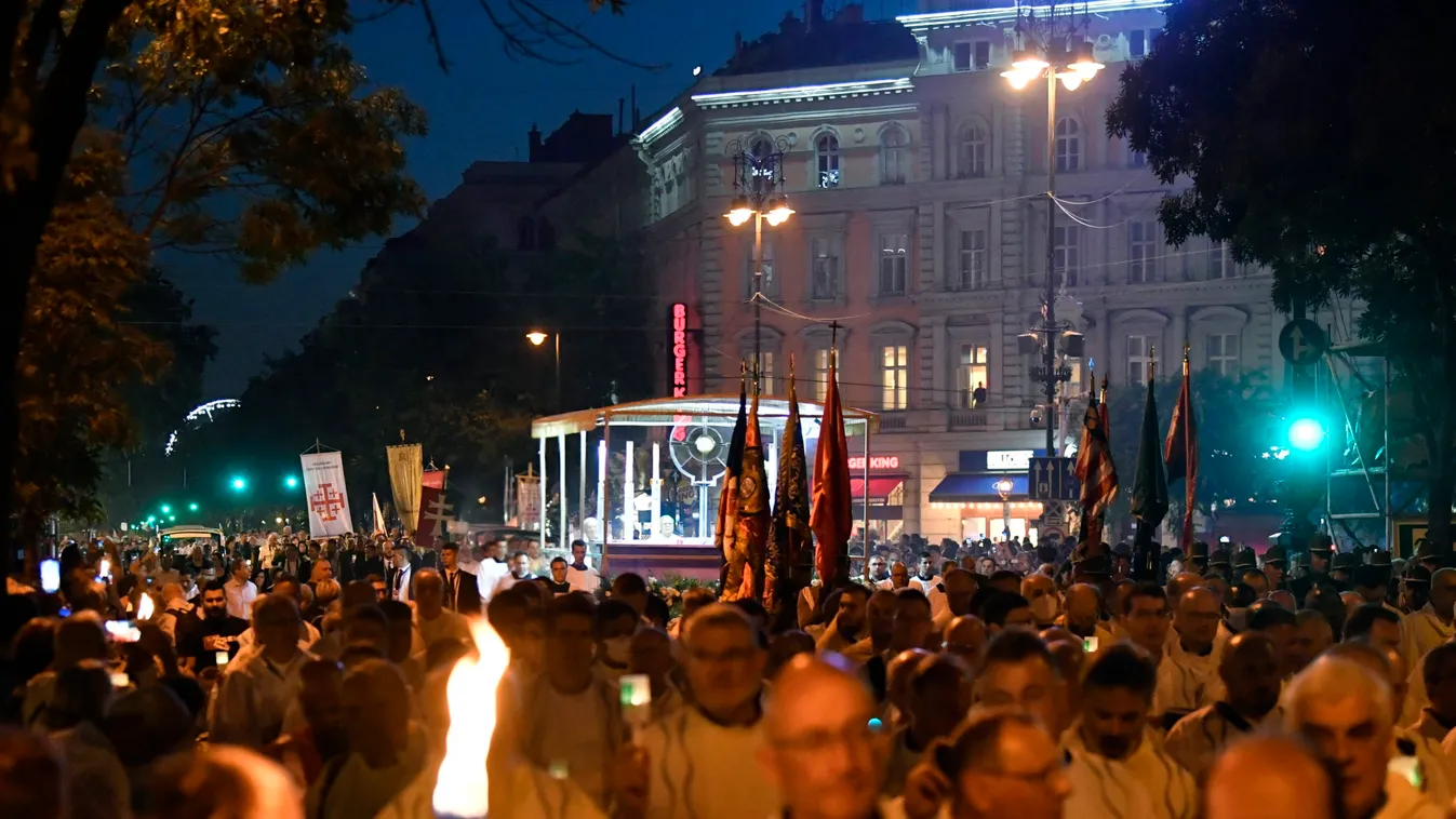 Több tízezres tömeg vonult a Hősök terére - képek
