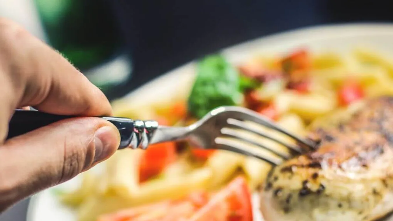 Torkán akadt az étel az étteremben - a többiek lefilmezték, ahogy megfulladt - videó