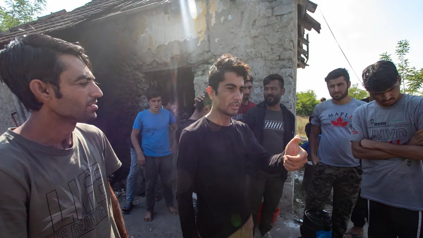 Botokkal, kövekkel támadnak a határőrökre Röszkénél