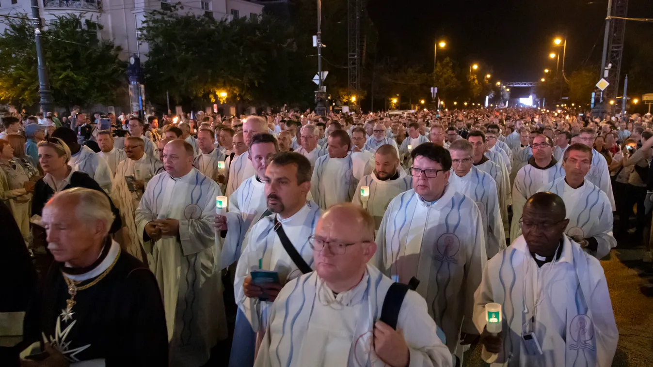 NEK: így vonult Budapesten a gyertyás körmenet – képgaléria