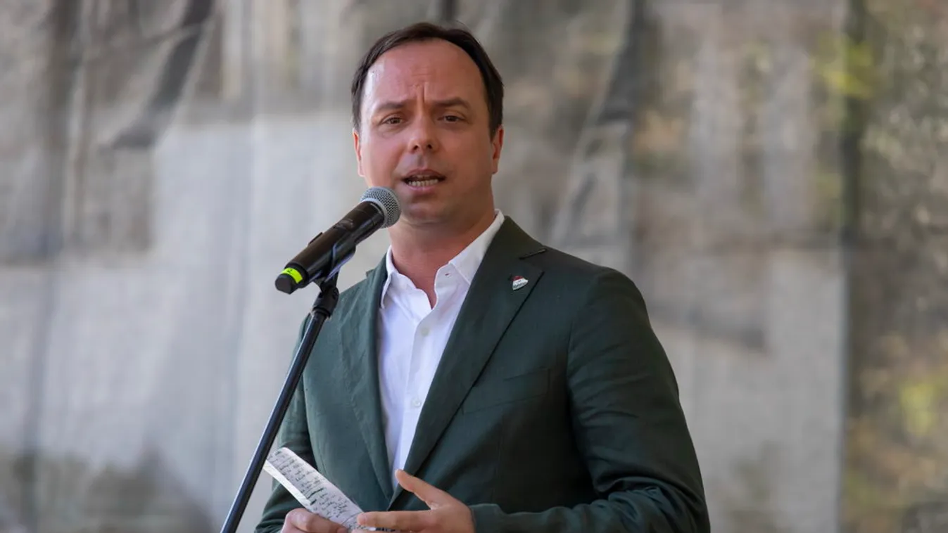 Ezt az ajándékot kapják a nyugdíjasok a postaládájukba