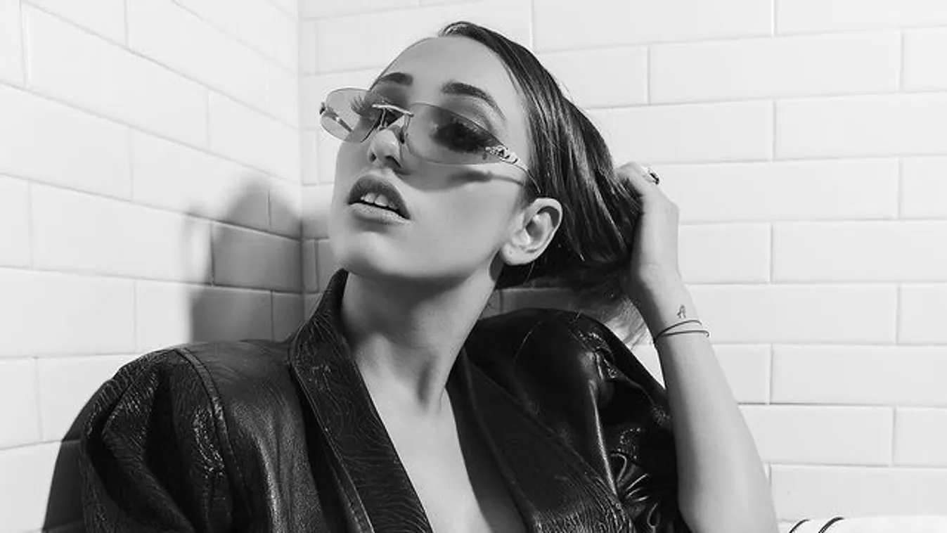 Melltartó nélkül szexizett, sötétben kapták le a hamvas műsorvezetőt