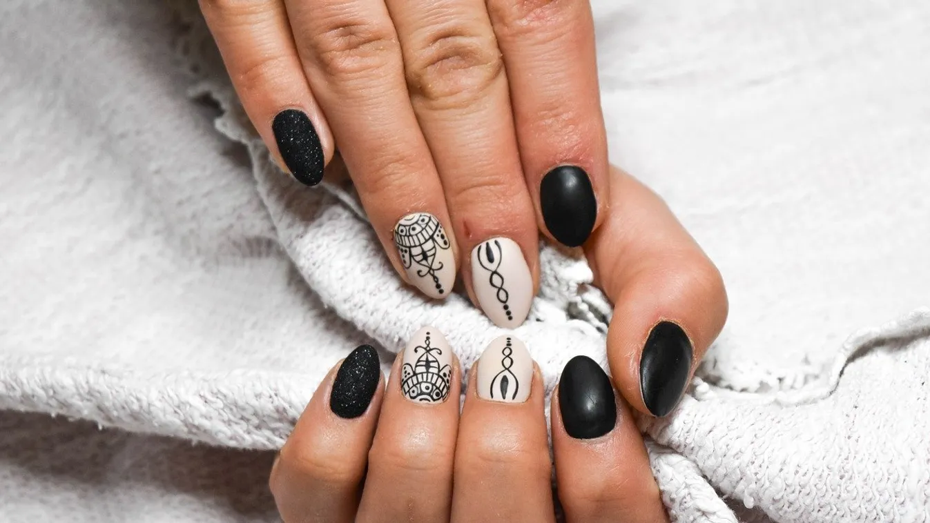 Sokkoló: a műkörme miatt vesztette el az ujját a csinos influenszer - Fotó