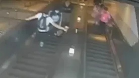 Sokkoló felvétel: lerúgott a mozgólépcsőről egy nőt egy tinédzser
