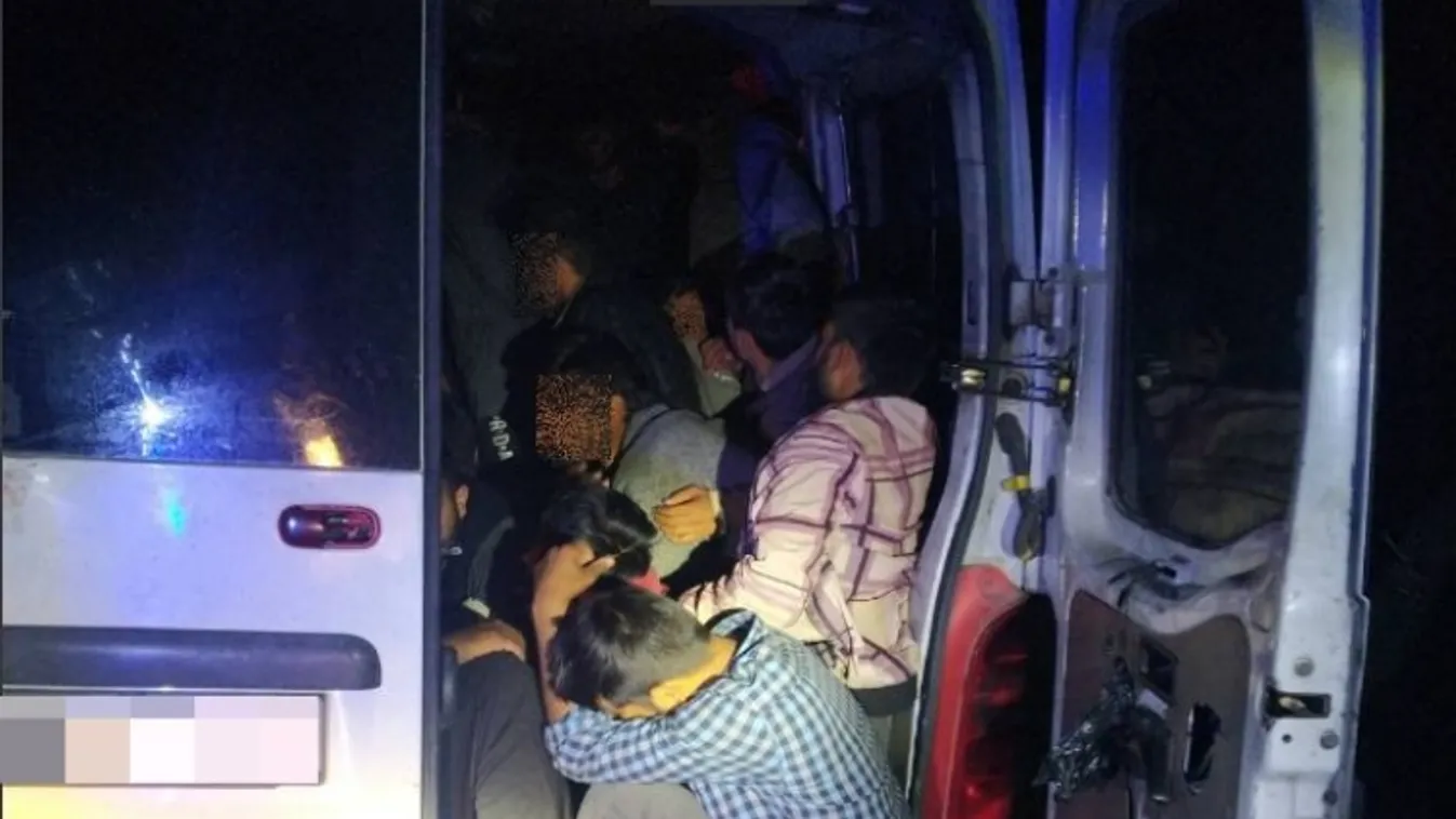 Most érkezett a hír: 28 migránst szállító autót fogtak el a rendőrök - fotók