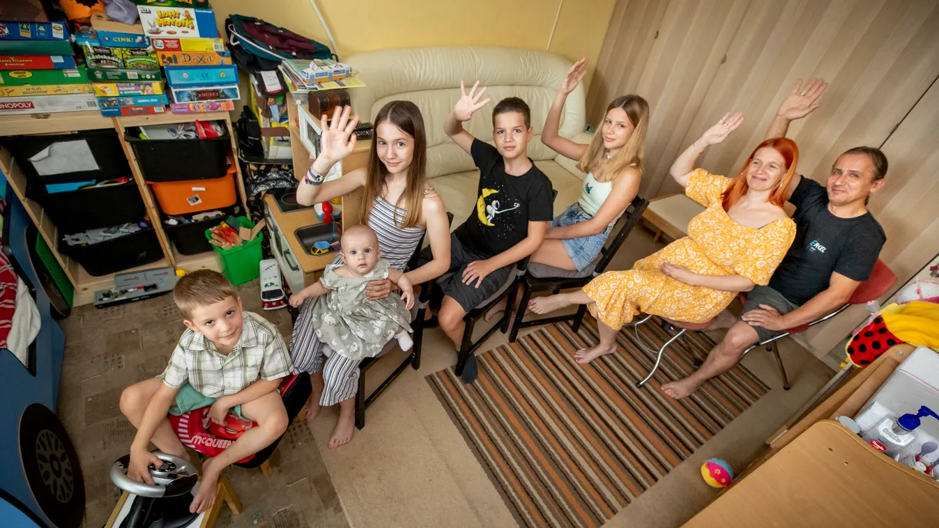 Boldogan élnek nyolcan a bérelt budaörsi panelben