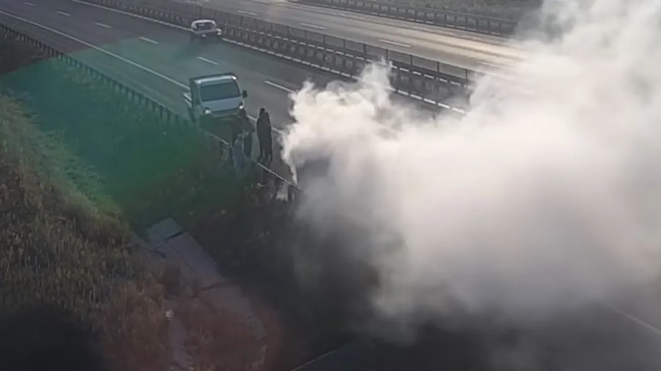 Sokkoló felvétel: pillanatok alatt porig égett egy terepjáró az M4-esen