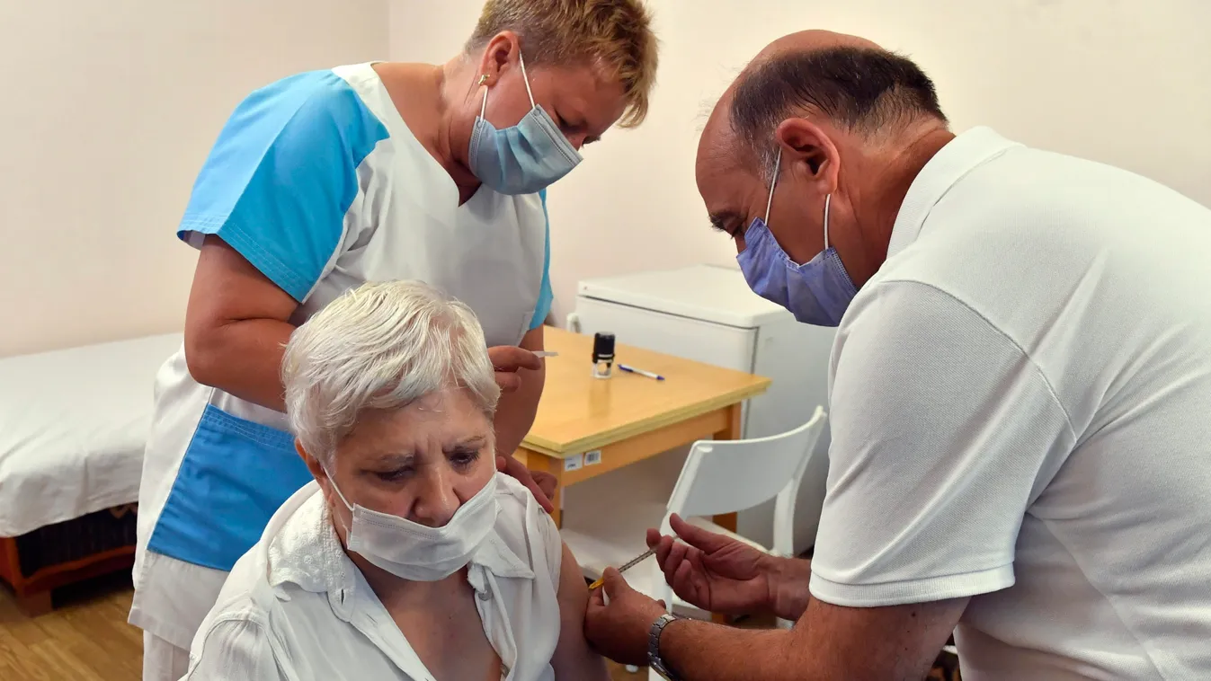 Fontos dolgot mondott a harmadik oltásról Kemenesi Gábor