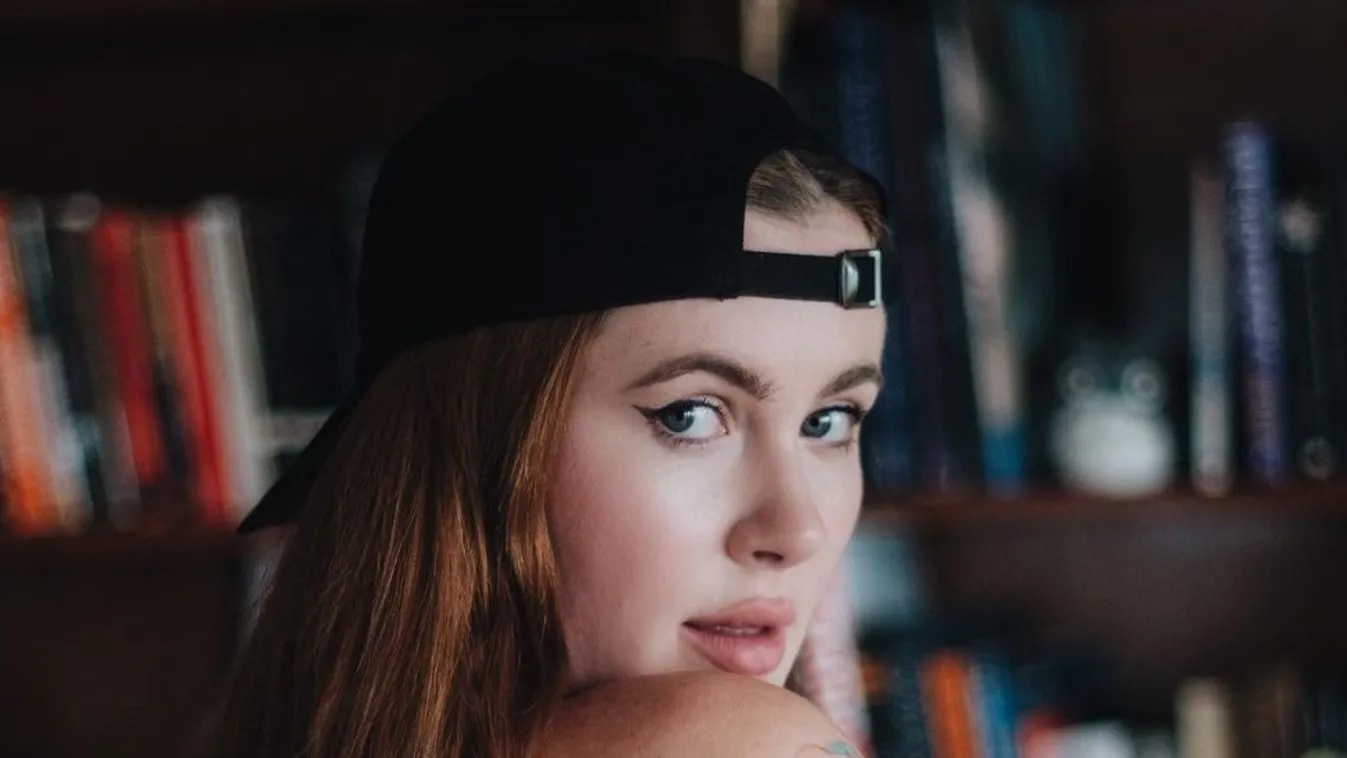 Szőrös lábbal, apró bikiniben mutatta meg a narancsbőrét Kim Basinger lánya - Fotók