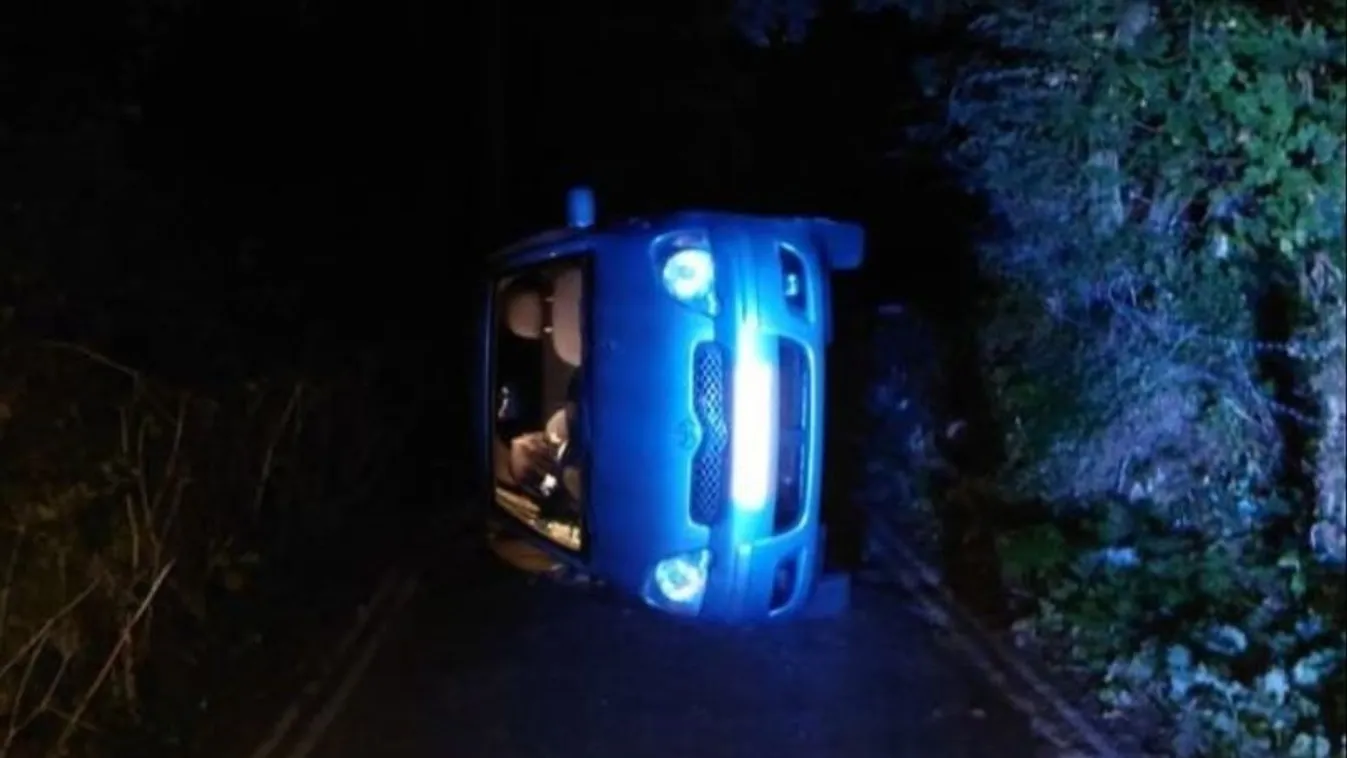 Már majdnem elélveztek a kocsiban a szerelmesek, amikor durva dolog történt