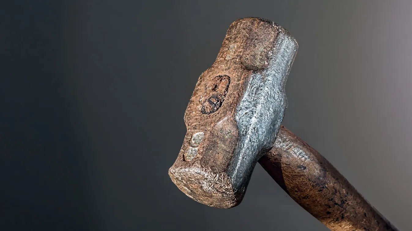 Mérges volt az apjára - elképesztő mit vert szét a fején