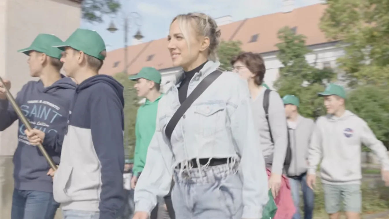 Világtalálkozó Budapesten! Videón a diákok és sztárok flashmobja